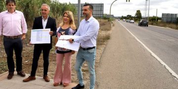 Con los planos a pie de carretera / FOTO: Ayto.