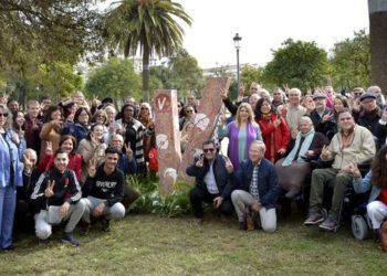 Posado junto al flamante monumento / FOTO: Ayto.