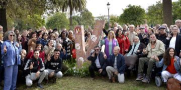 Posado junto al flamante monumento / FOTO: Ayto.