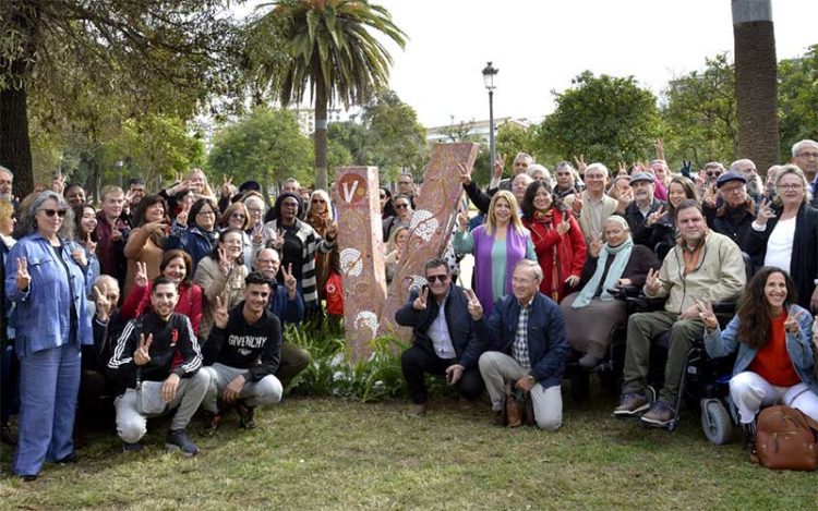 Posado junto al flamante monumento / FOTO: Ayto.