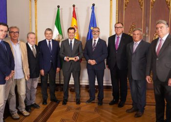 Presidente y consejeros posando con la comitiva gaditana / FOTO: Junta