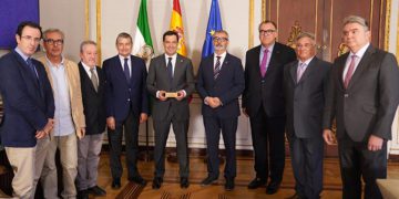 Presidente y consejeros posando con la comitiva gaditana / FOTO: Junta