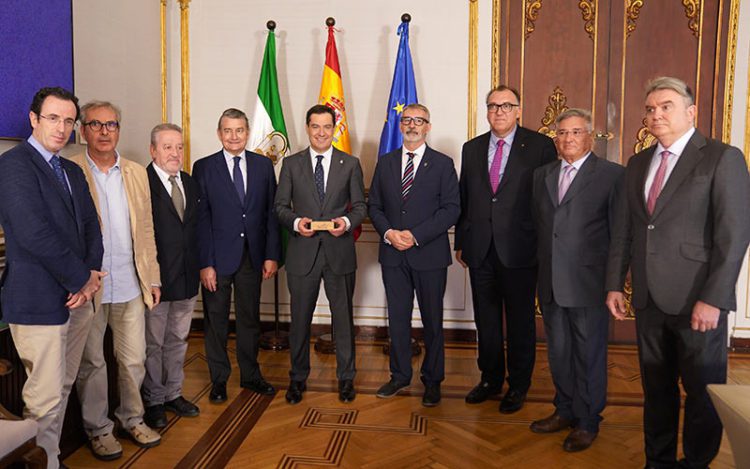 Presidente y consejeros posando con la comitiva gaditana / FOTO: Junta