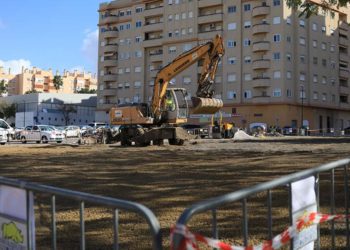 Actuando en la zona aún sin asfaltar de la barriada Andalucía / FOTO: Ayto.