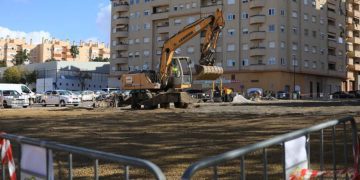 Actuando en la zona aún sin asfaltar de la barriada Andalucía / FOTO: Ayto.