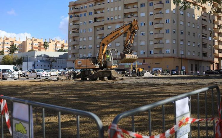 Actuando en la zona aún sin asfaltar de la barriada Andalucía / FOTO: Ayto.