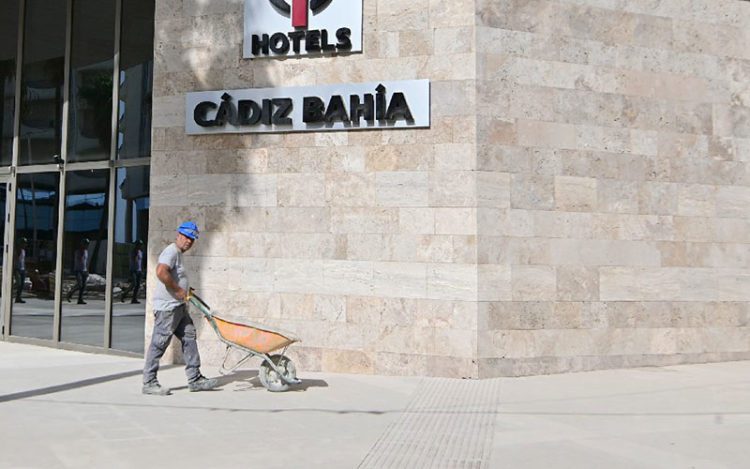 Trabajando en el hotel de Tiempo Libre / FOTO: Eulogio García