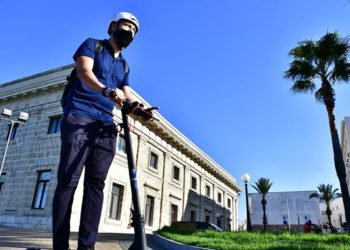 Usuario de patinete eléctrico por la capital gaditana / FOTO: Eulogio García