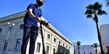 Usuario de patinete eléctrico por la capital gaditana / FOTO: Eulogio García