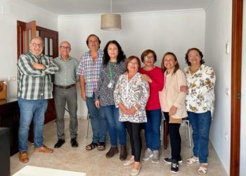 Representantes del hospital y de la asociación visitando uno de los pisos / FOTO: Junta