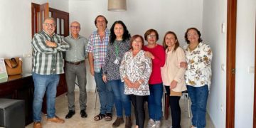 Representantes del hospital y de la asociación visitando uno de los pisos / FOTO: Junta