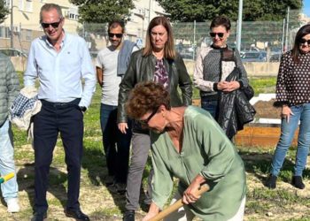 Plantación de ejemplares por parte de los homenajeados / FOTO: cedida