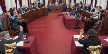 Votando uno de los puntos del pleno / FOTO: Ayto.