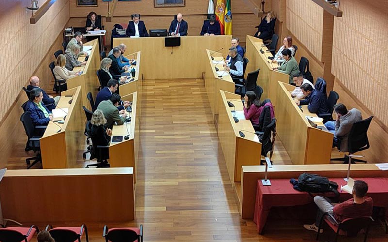 El Ayuntamiento de El Puerto usará 68 millones acumulados en pagar a proveedores; Beardo, triunfal pero la oposición ve “gestión nefasta”