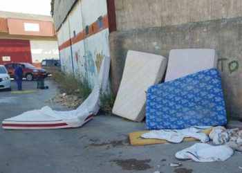Además, basura y escombros en cualquier rincón del polígono / FOTO: Ganemos Jerez
