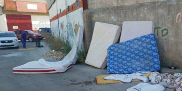 Además, basura y escombros en cualquier rincón del polígono / FOTO: Ganemos Jerez
