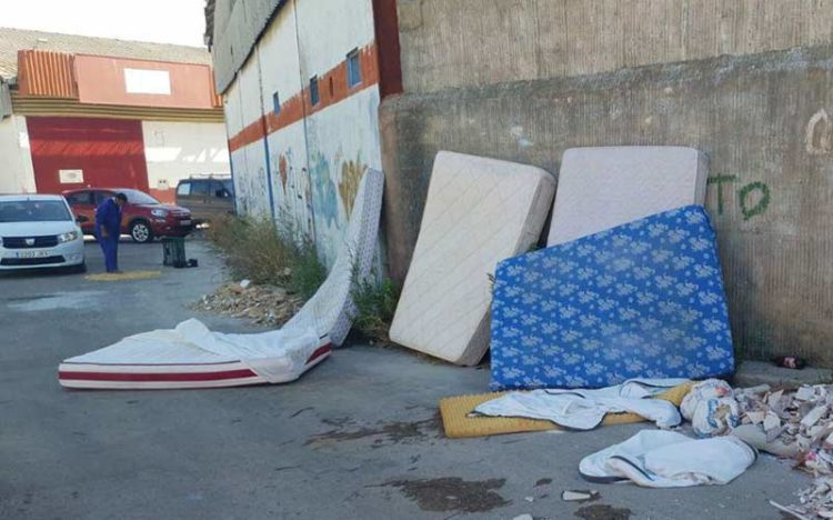 Además, basura y escombros en cualquier rincón del polígono / FOTO: Ganemos Jerez