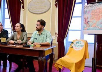 Desvelando la obra ganadora junto a su autor / FOTO: Eulogio García