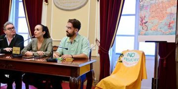 Desvelando la obra ganadora junto a su autor / FOTO: Eulogio García