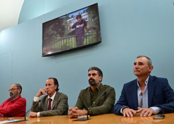 Visionando un avance del trabajo en su presentación / FOTO: Eulogio García