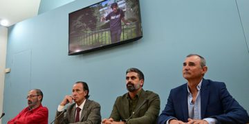 Visionando un avance del trabajo en su presentación / FOTO: Eulogio García