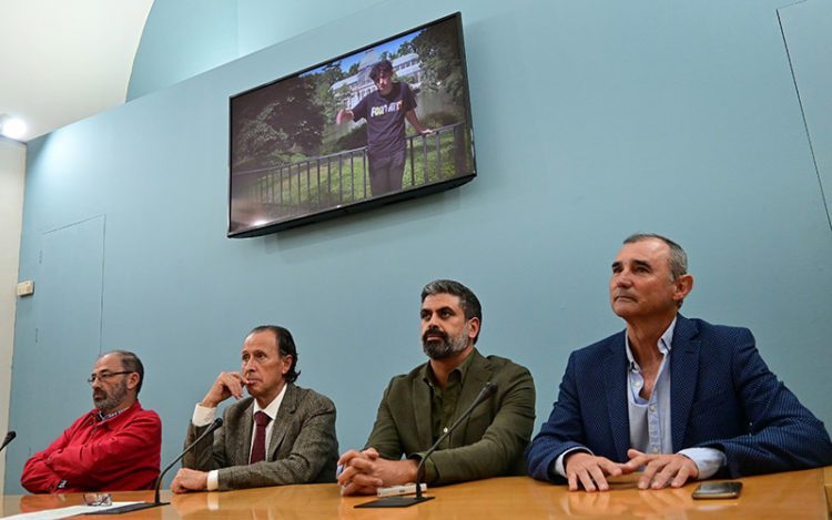 Visionando un avance del trabajo en su presentación / FOTO: Eulogio García