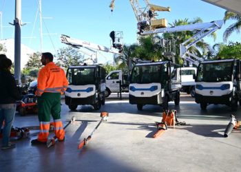 Operarios de Parques y Jardines junto a la nueva maquinaria / FOTO: Eulogio García