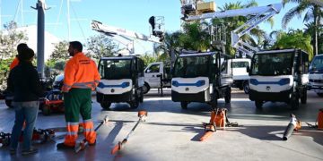 Operarios de Parques y Jardines junto a la nueva maquinaria / FOTO: Eulogio García