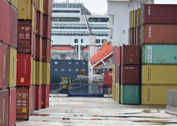 Cruceros entre contenedores / FOTO: Eulogio García