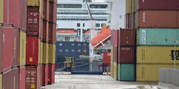 Cruceros entre contenedores / FOTO: Eulogio García