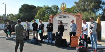 Recibiendo a uno de los grupos de alumnos / FOTO: Defensa