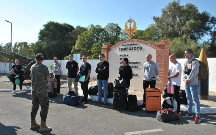 Recibiendo a uno de los grupos de alumnos / FOTO: Defensa