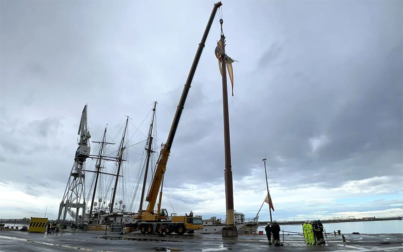 Colocado el nuevo palo de mesana de Elcano