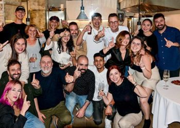 El chef y su plantilla, celebrándolo / FOTO: Eulogio García