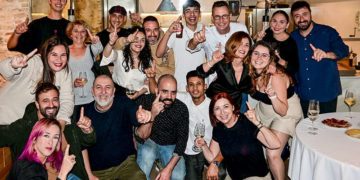 El chef y su plantilla, celebrándolo / FOTO: Eulogio García