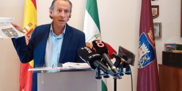 El alcalde en rueda de prensa desde su despacho / FOTO: Ayto.