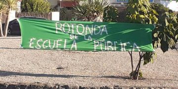 Detalle del pancartón que da nombre simbólico a la glorieta / FOTO: cedida