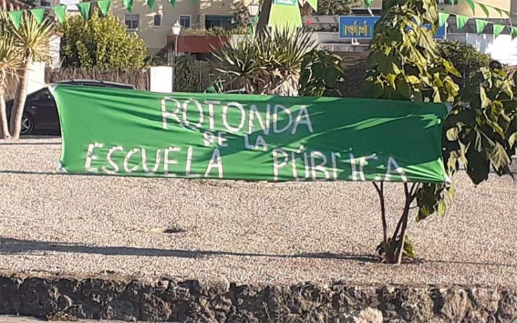 Detalle del pancartón que da nombre simbólico a la glorieta / FOTO: cedida