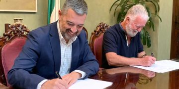 Firma del convenio entre Bueno y Ruiz Arana / FOTO: Ayto.