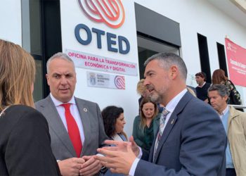 Charlando a las puertas de la flamante OTED / FOTO: Ayto.
