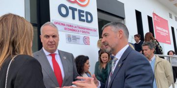 Charlando a las puertas de la flamante OTED / FOTO: Ayto.