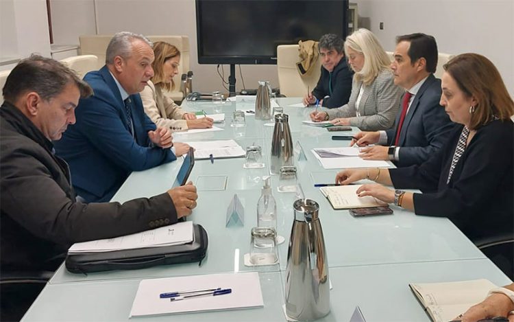 Un momento de la tensa reunión en la consejería / FOTO: Junta