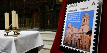 El sello conmemorativo expuesto en su presentación / FOTO: Eulogio García