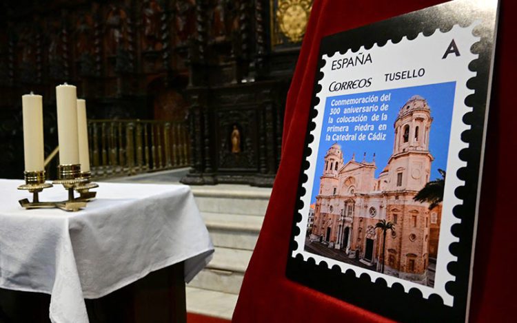 El sello conmemorativo expuesto en su presentación / FOTO: Eulogio García