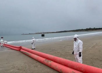 Desplegando las barreras anticontaminación durante el ejercicio / FOTO: Subdelegación