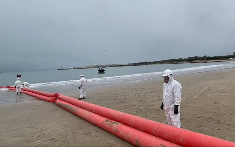 A prueba la capacidad de respuesta de las administraciones ante un vertido de fueloil (simulado) en aguas de la Bahía de Cádiz