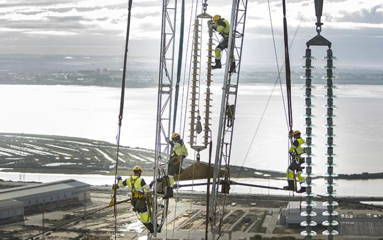 Operarios trabajando en altura durante estas semanas / FOTO: Endesa