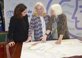 Martínez repasa un plano del puerto con las representantes de la Junta / FOTO: APBC