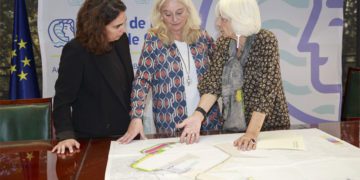 Martínez repasa un plano del puerto con las representantes de la Junta / FOTO: APBC