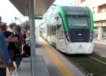 Esperando en la última parada de la calle Real / FOTO: DBC